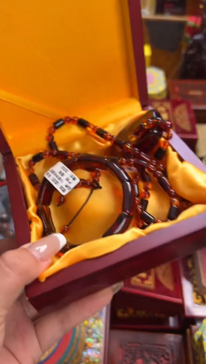 木 --------瓷---------血珀一套