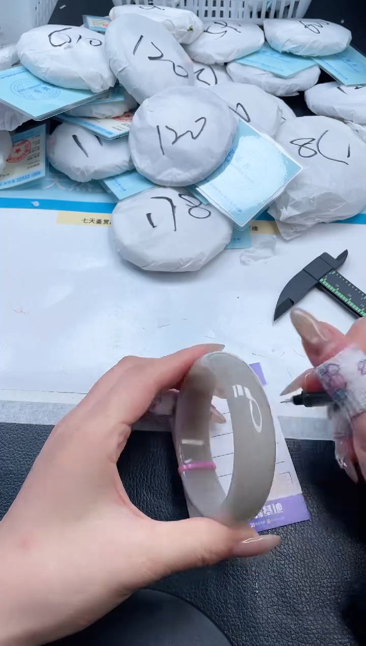 【闪购商品】石英质玉手镯未镶嵌9V230-61