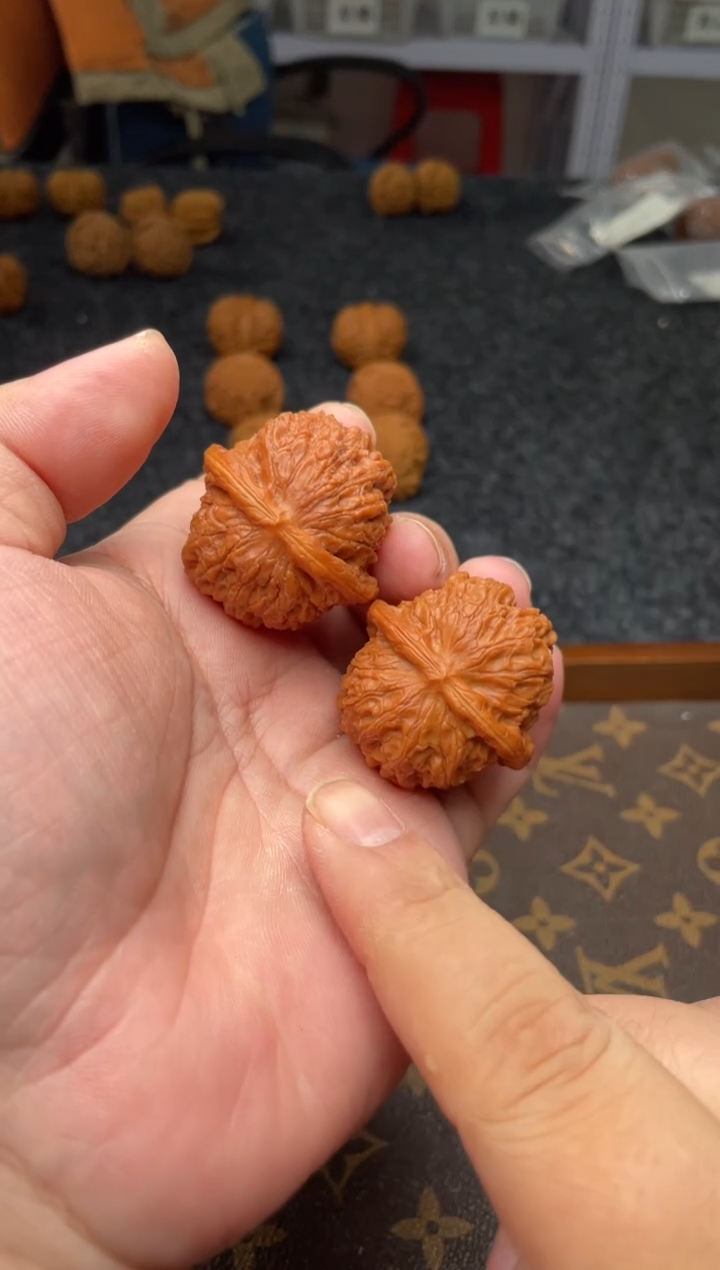 把件文玩核桃B 234 号   38 尺 血麒麟（色差）