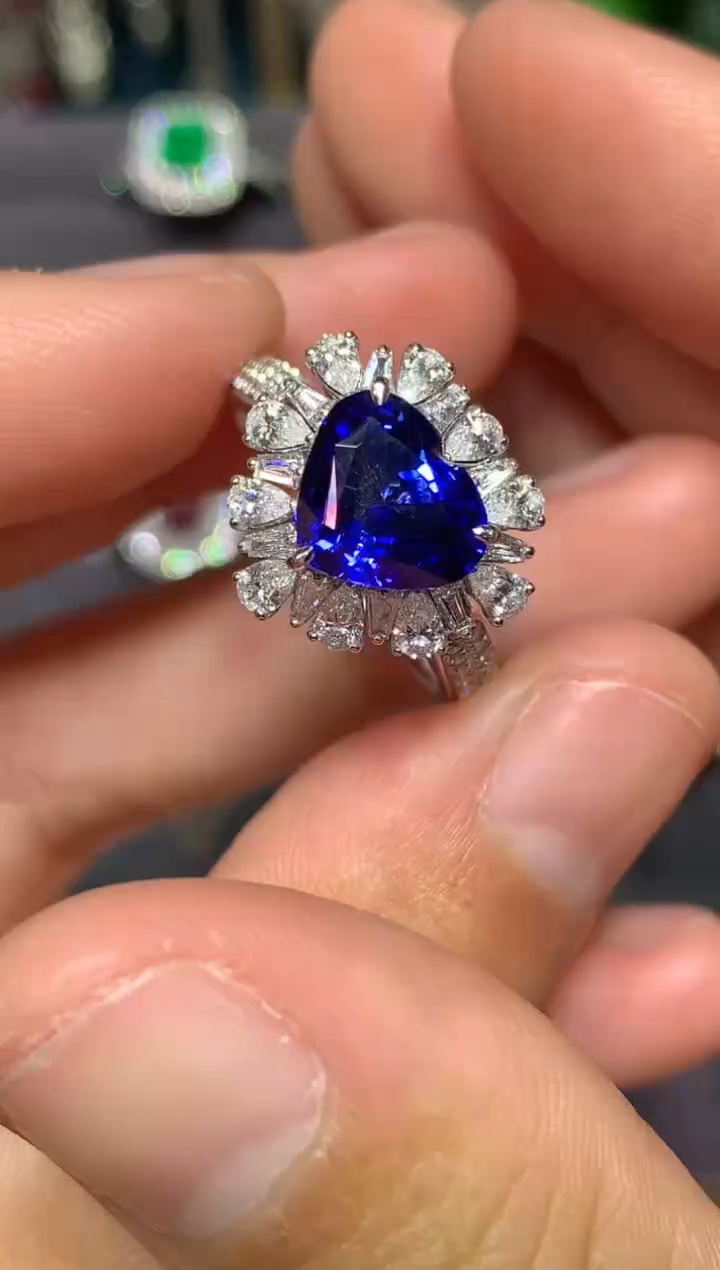戒指蓝宝石18K金镶嵌2.8CT