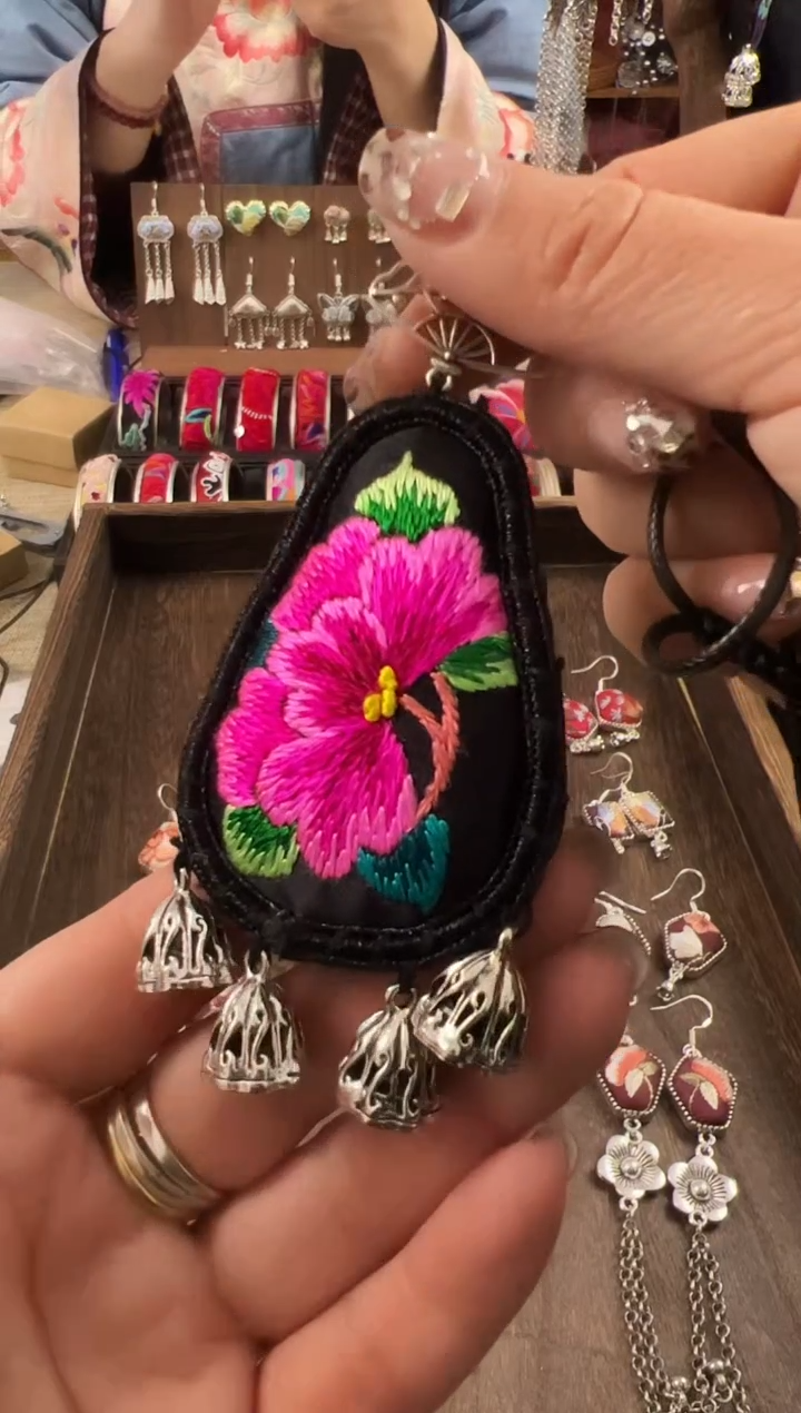 【闪购商品】织绣民族风老绣饰品506