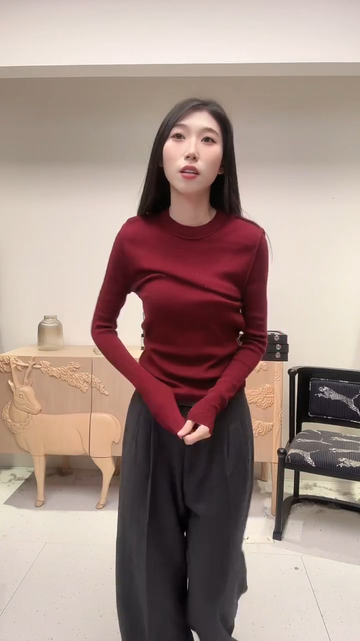 圆领酒红色羊毛上衣