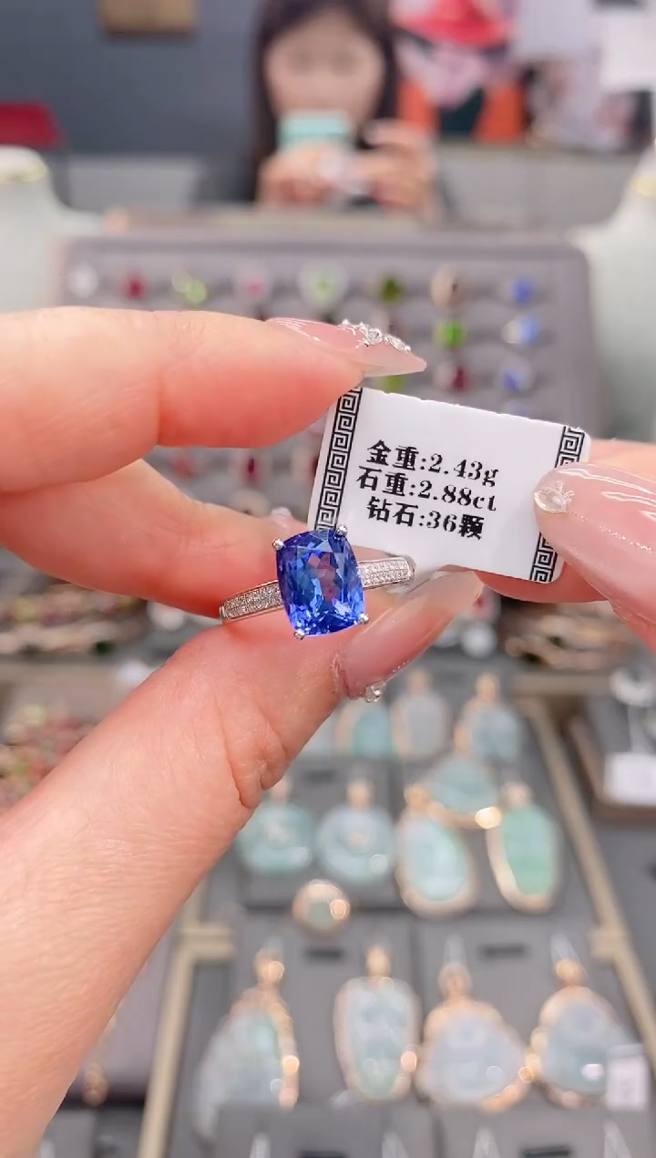 18K金镶嵌戒指坦桑石2.88    