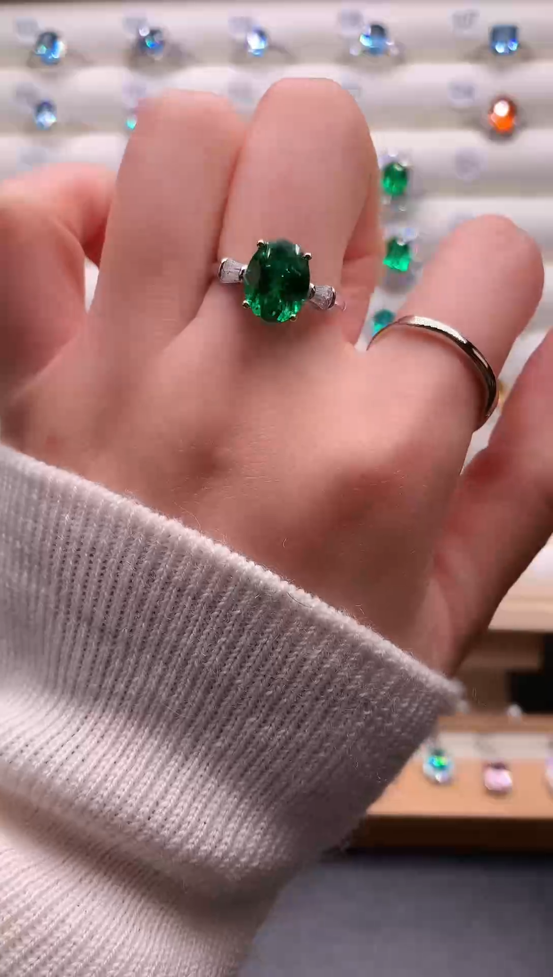 6蓝宝石（处理）莎弗莱绿宝石戒指