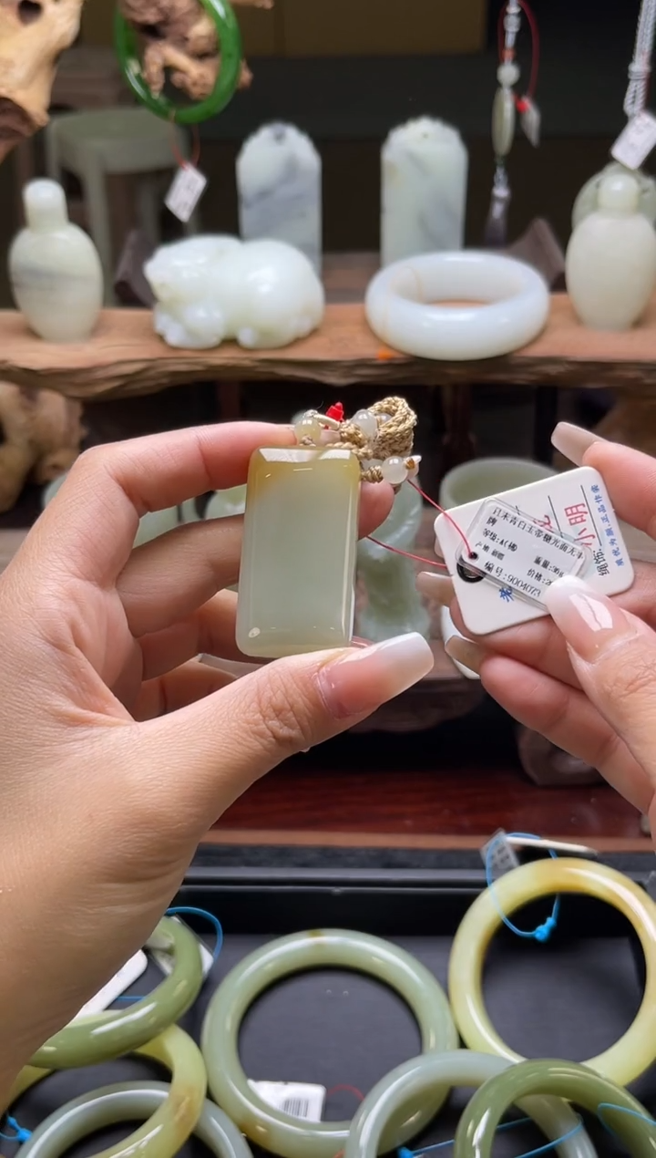 【闪购商品】和田玉吊坠未镶嵌且末青白带糖光面无事牌9004073