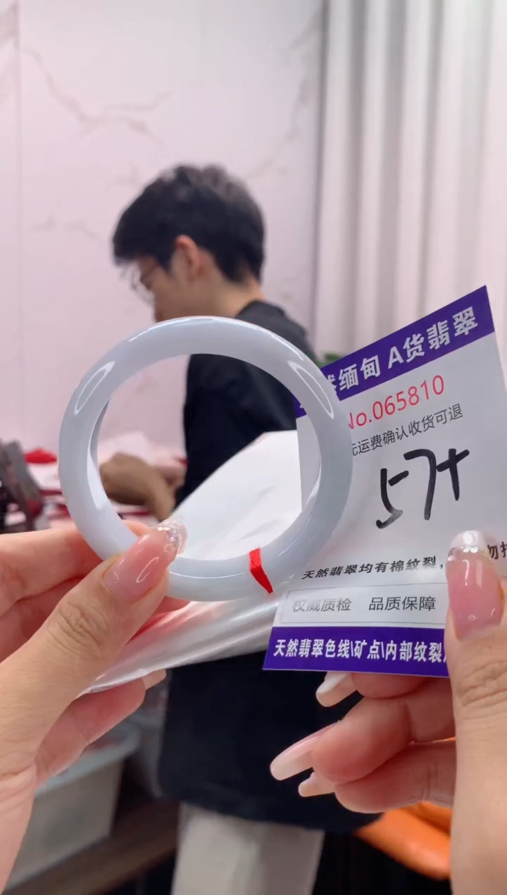 翡翠手镯未镶嵌有纹，完美者勿拍