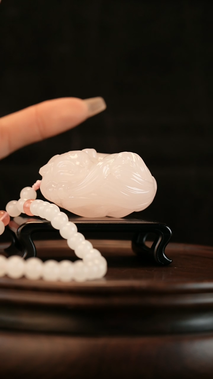 云南石九尾狐手把件