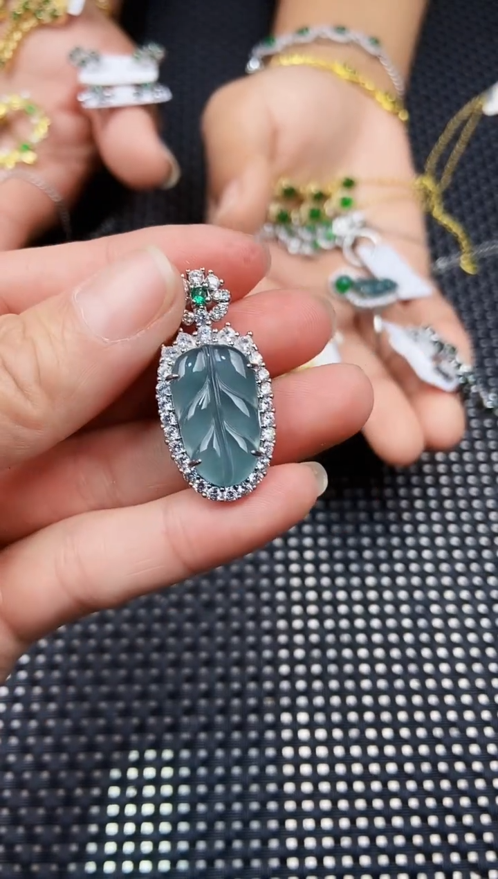 翡翠未镶嵌颈饰111111111