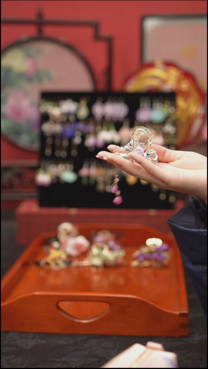 刺绣是***！非遗苏绣手工饰品