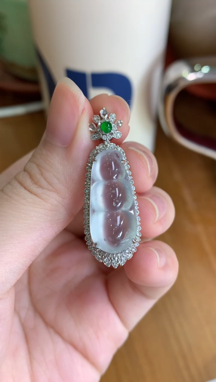 颈饰18K金镶嵌翡翠豆子
