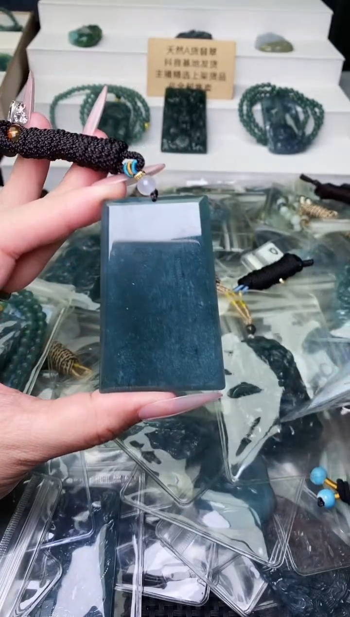 颈饰未镶嵌翡翠 