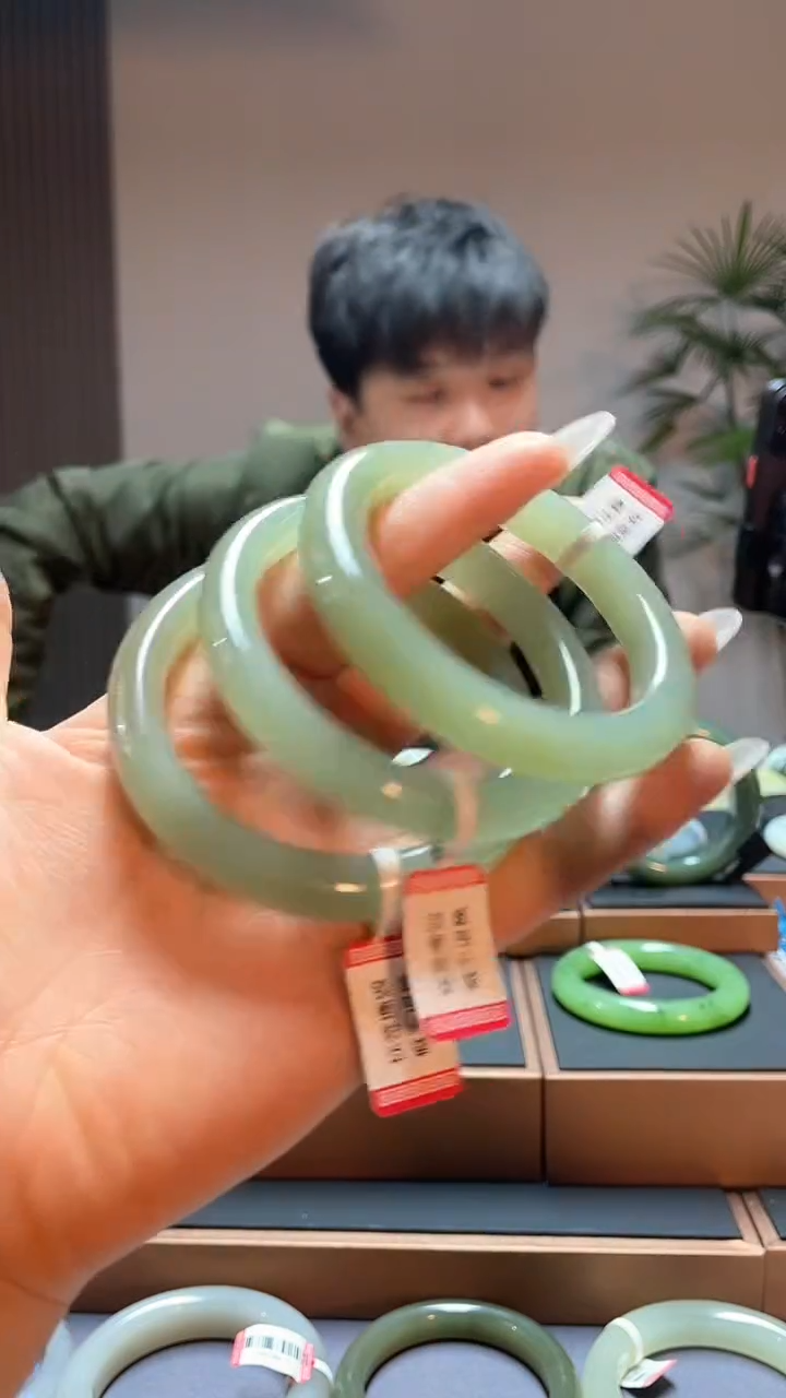 【闪购商品】和田玉手镯未镶嵌湖水绿55-57多样性发一