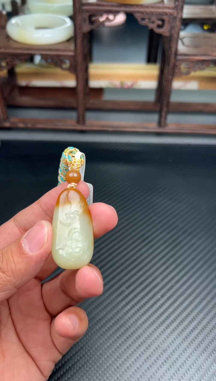 吊坠(赠链)未镶嵌和田玉若羌微色差吊坠