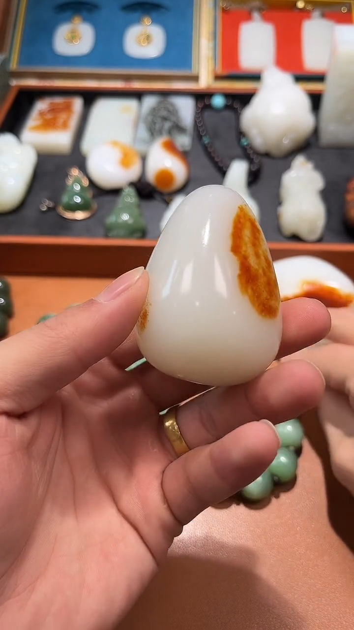 未镶嵌和田玉把件乡**。和田玉