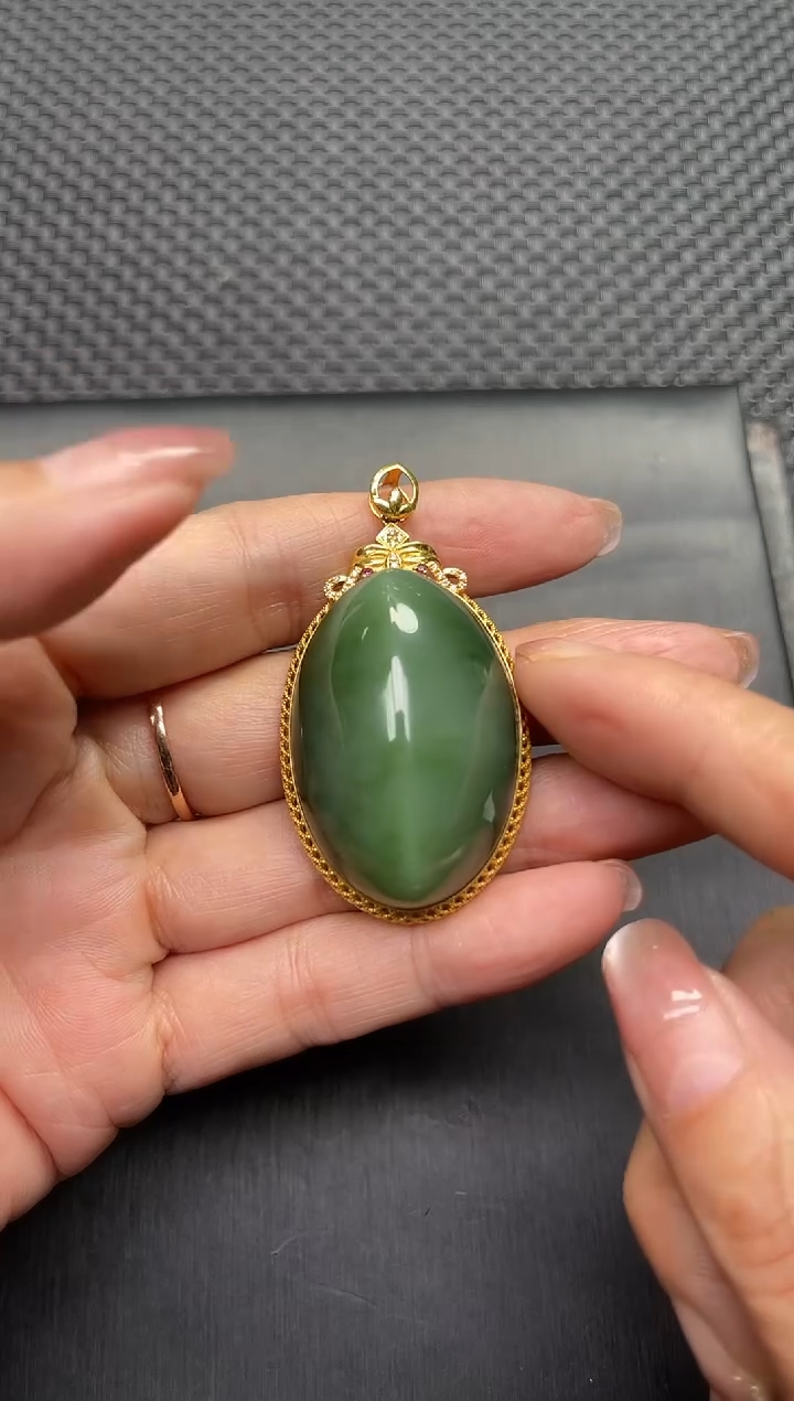 颈饰18K金镶嵌和田玉金*草多样性发1件