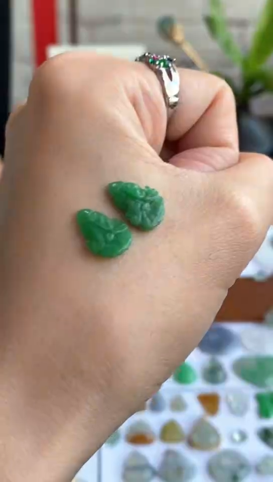 颈饰未镶嵌翡翠白菜一对~