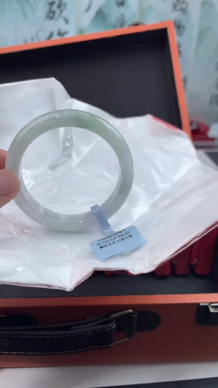 【闪购商品】翡翠手镯未镶嵌19翡翠手镯（微瑕）