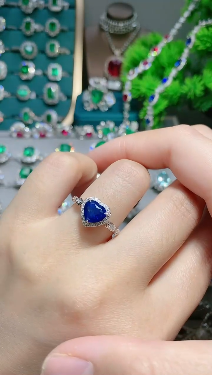 18K金戒指蓝宝石18K金镶嵌.