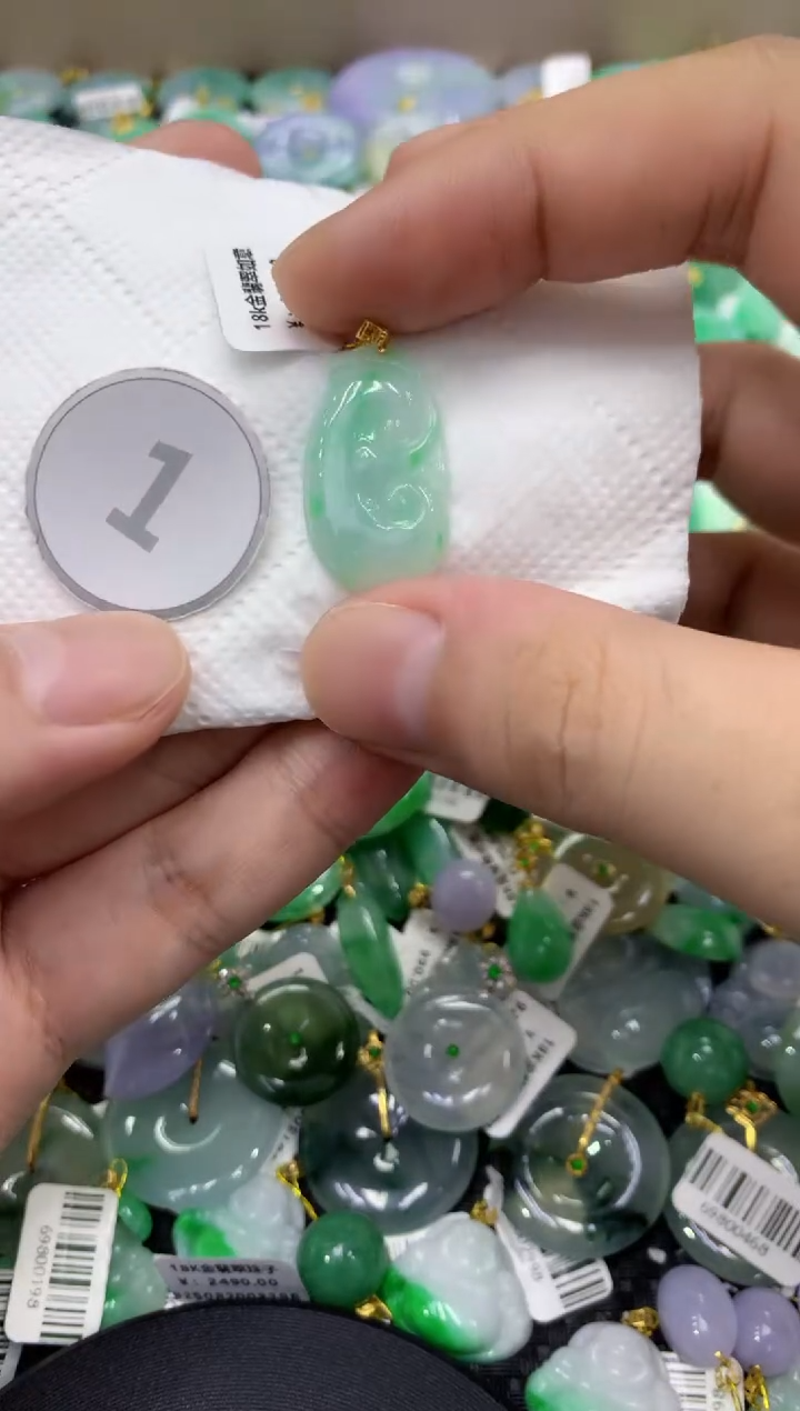 颈饰18K金镶嵌翡翠天然缅甸翡翠A货