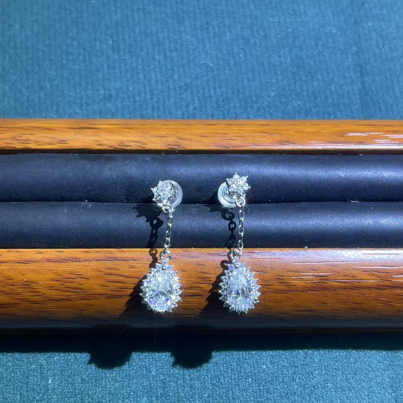 a158白色满镶流苏水滴耳钉多样性发货