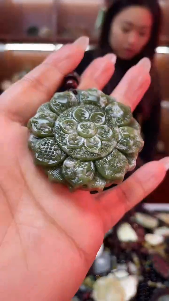 未镶嵌蛇纹石玉吊坠  