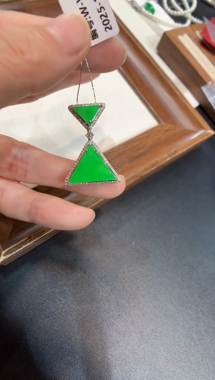 颈饰18K金镶嵌翡翠无事牌