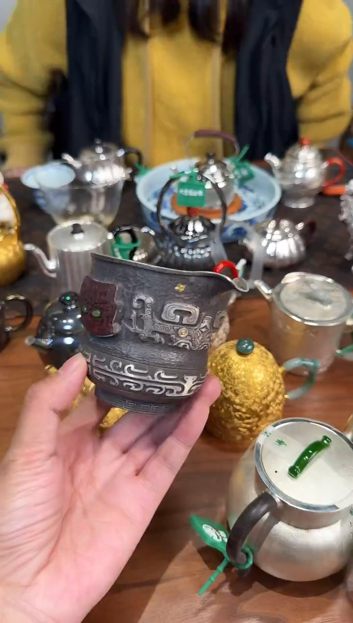 *呆坐 手敲錾刻墨韵饕餮公杯