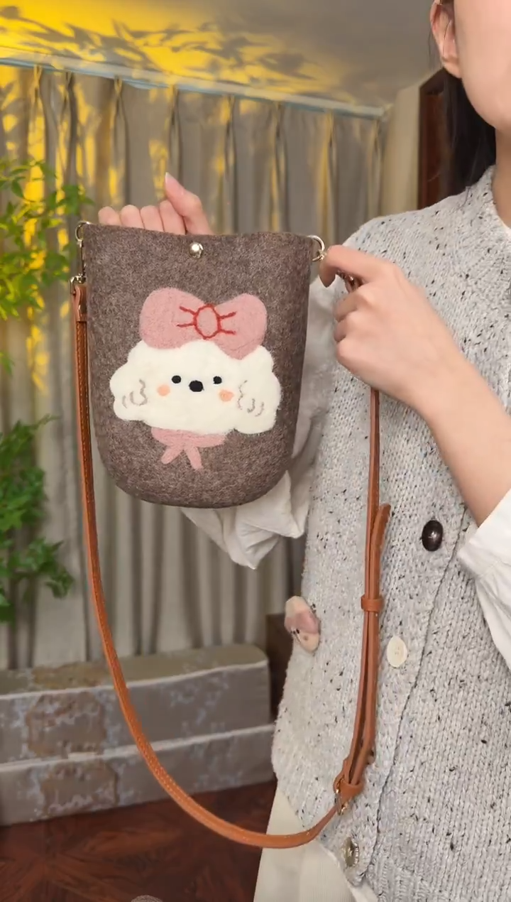 羊毛非遗羊毛毡包 手机包小狗