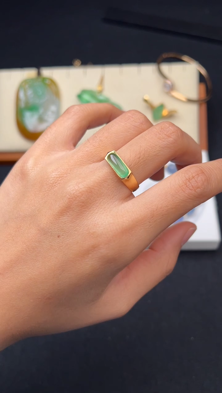 18K金镶嵌戒指翡翠甜绿