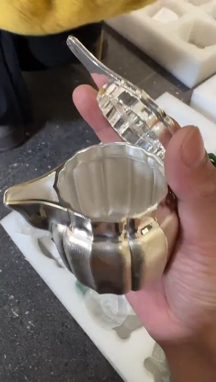 -呦*'呆坐 雪花纹整敲莲瓣官帽壶