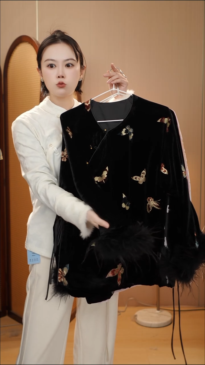 黑底彩蝶   丝绒毛衫             