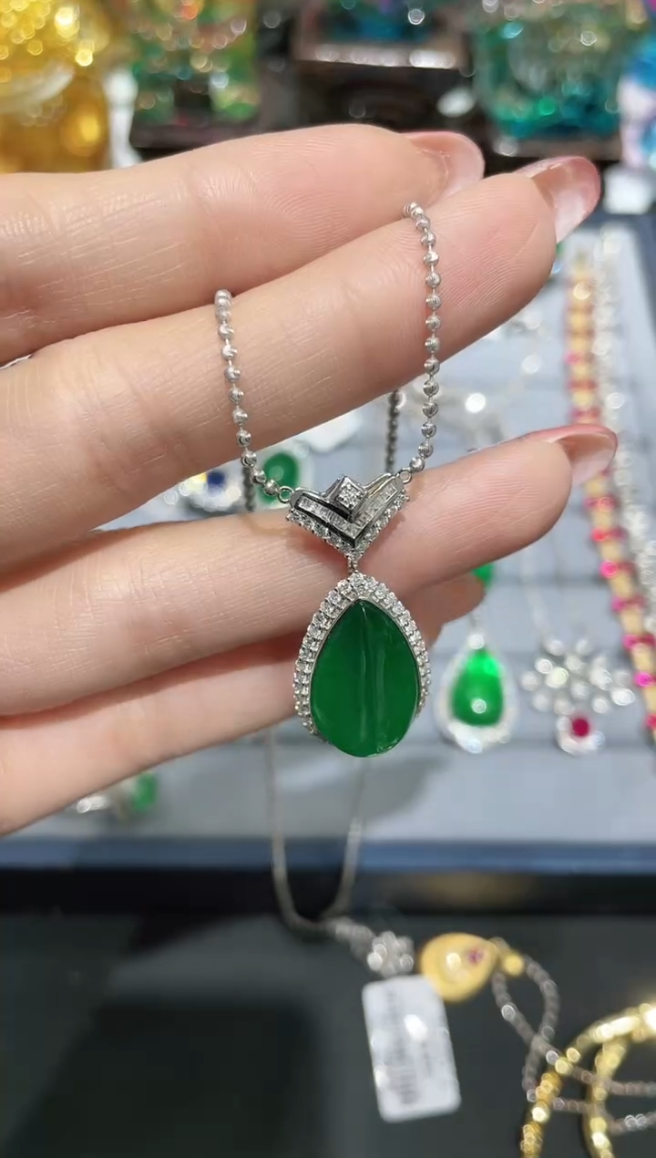 18K金镶嵌项链祖母绿要****菜项链