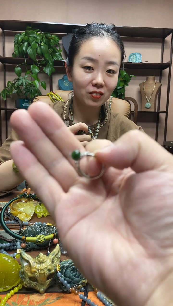 颈饰未镶嵌和田玉沈**哥·