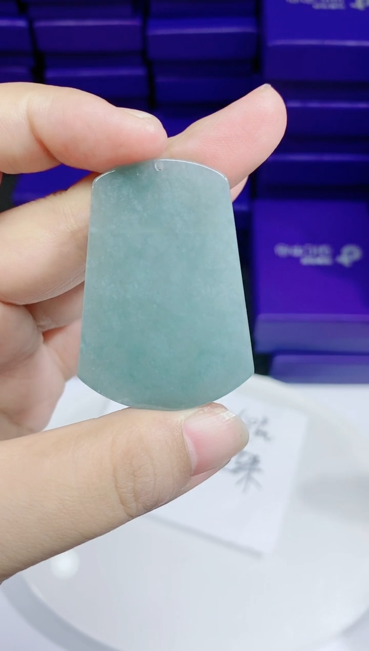 翡翠未镶嵌颈饰          