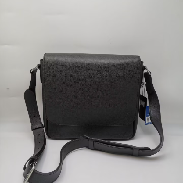 99新 LouisVuitton/路易威登 99新17790 LV全皮翻盖斜挎包