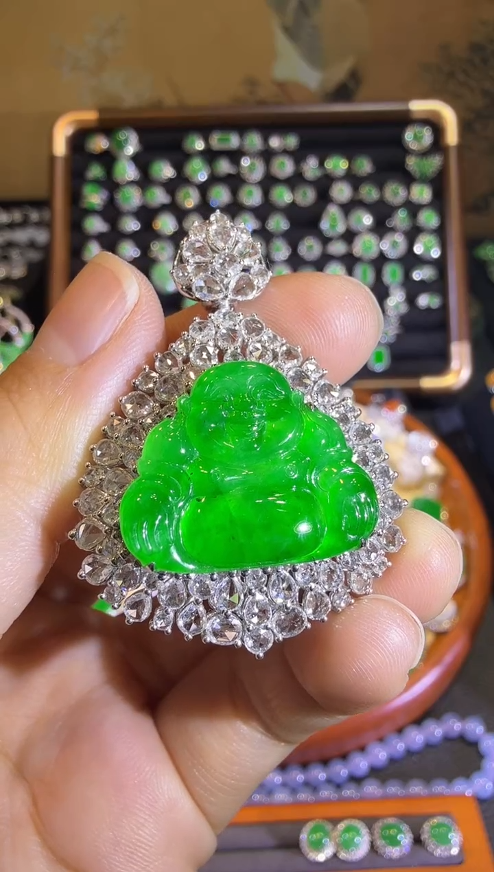 【闪购商品】翡翠吊坠(赠链)18K金镶嵌玻璃种正阳满绿佛公