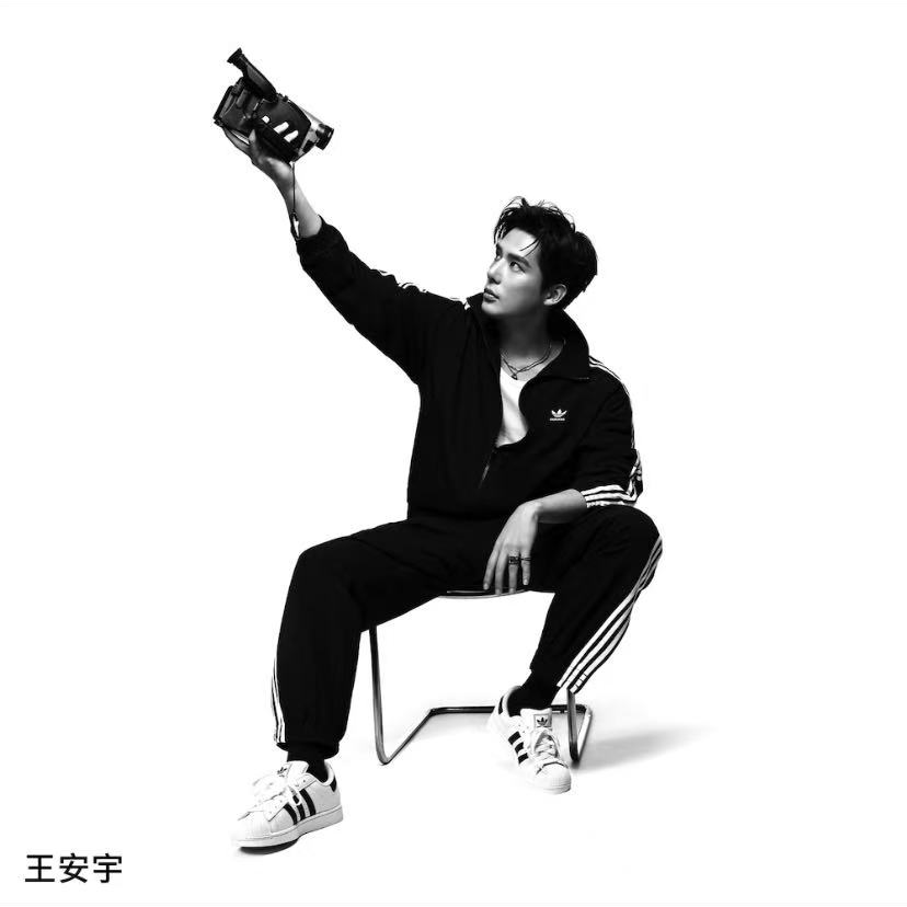 adidas/阿迪达斯三叶草明星同款情侣梭织立领宽松夹克外套KB2466