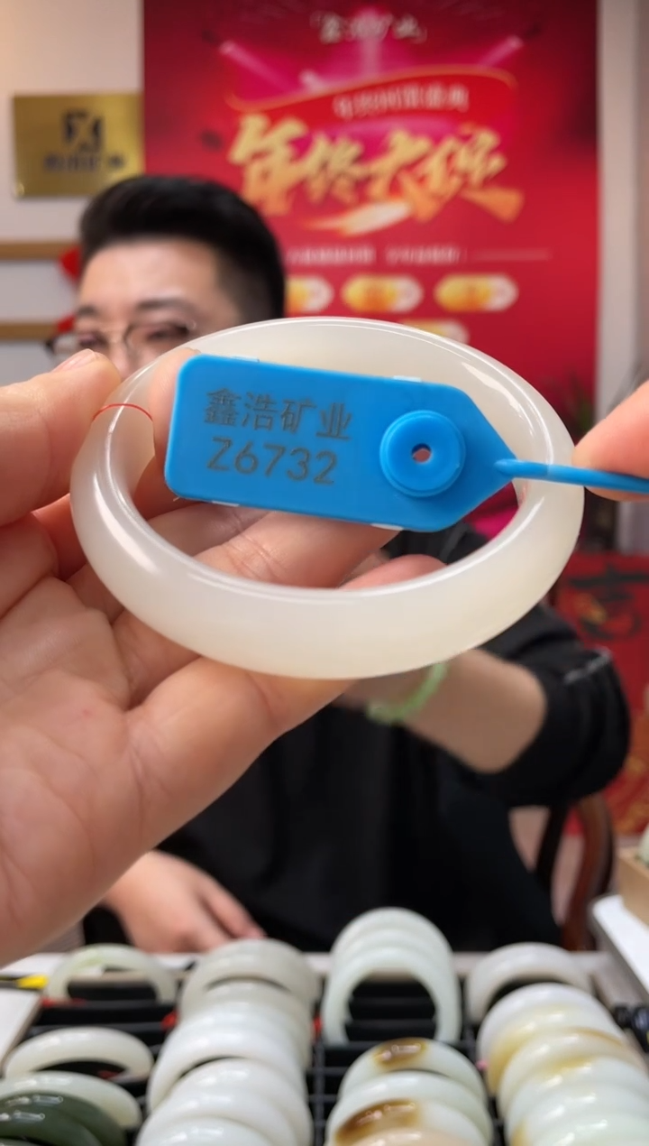 【闪购商品】和田玉手镯未镶嵌白胶猫 Z6732 圈口60