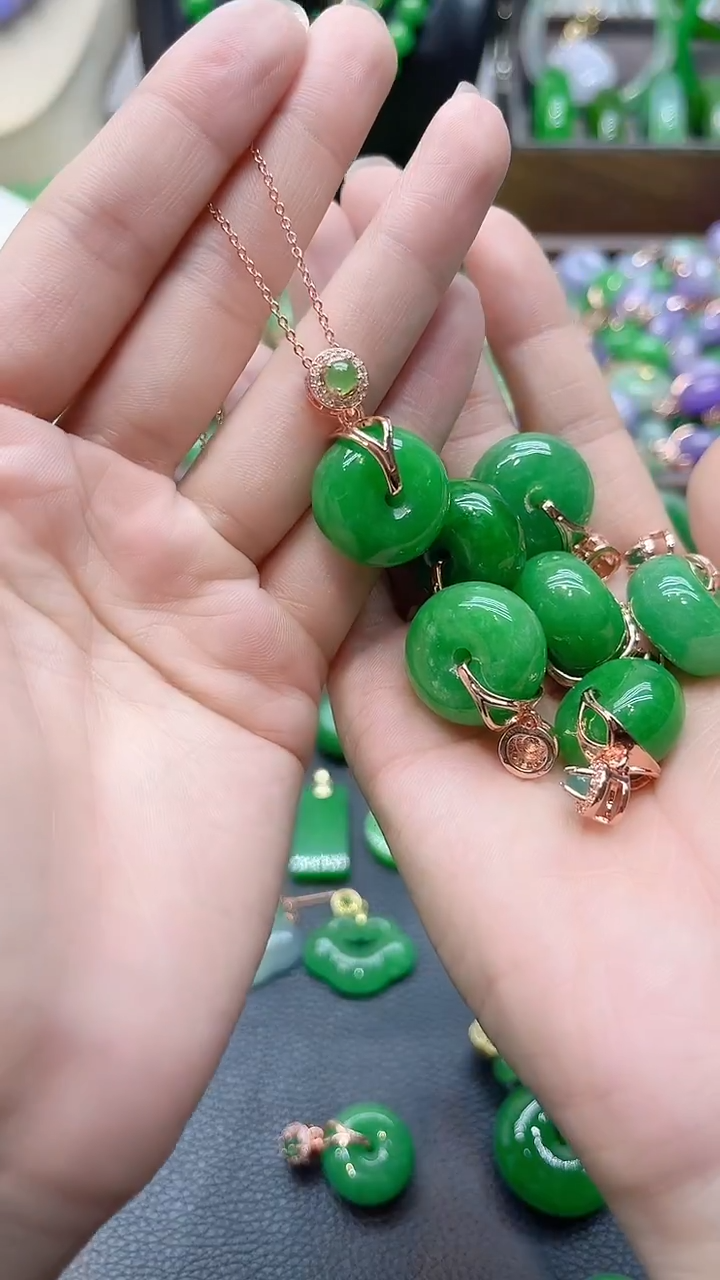 吊坠(赠链)14K金镶嵌翡翠满绿面包扣