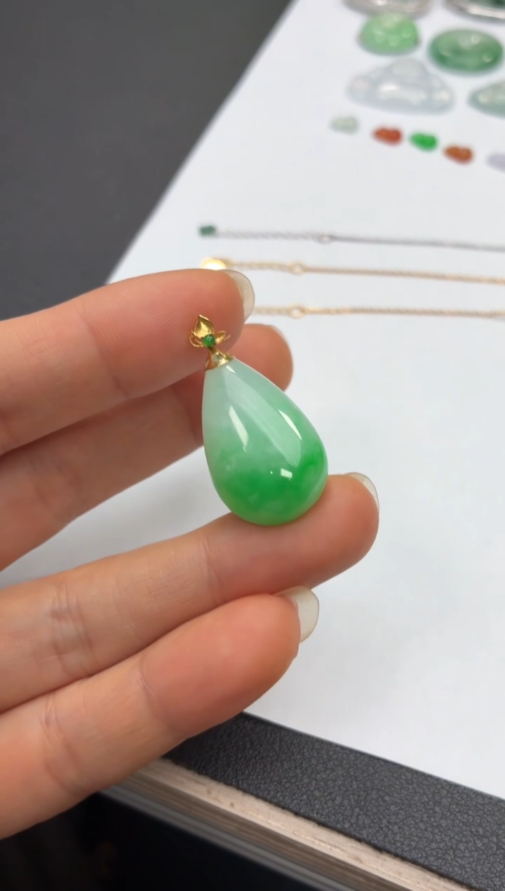 颈饰18K金镶嵌翡翠天然翡翠A货