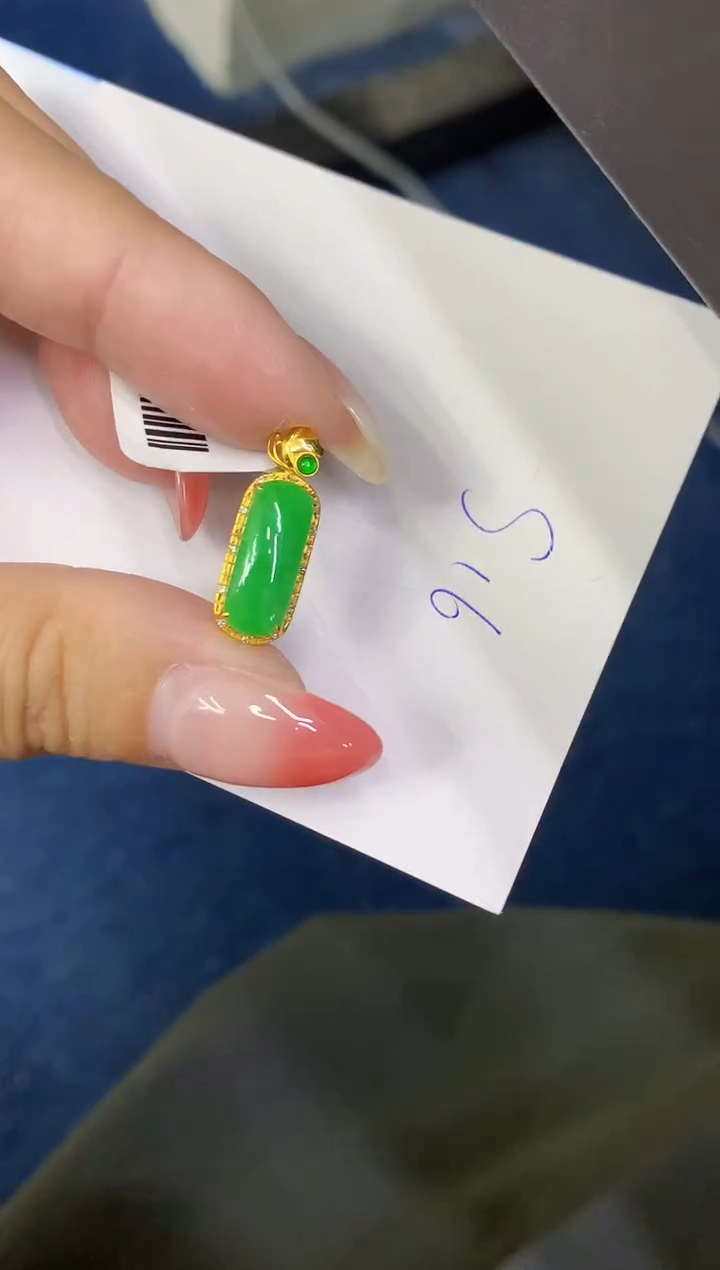 翡翠18K金镶嵌颈饰缅甸天然翡翠A货