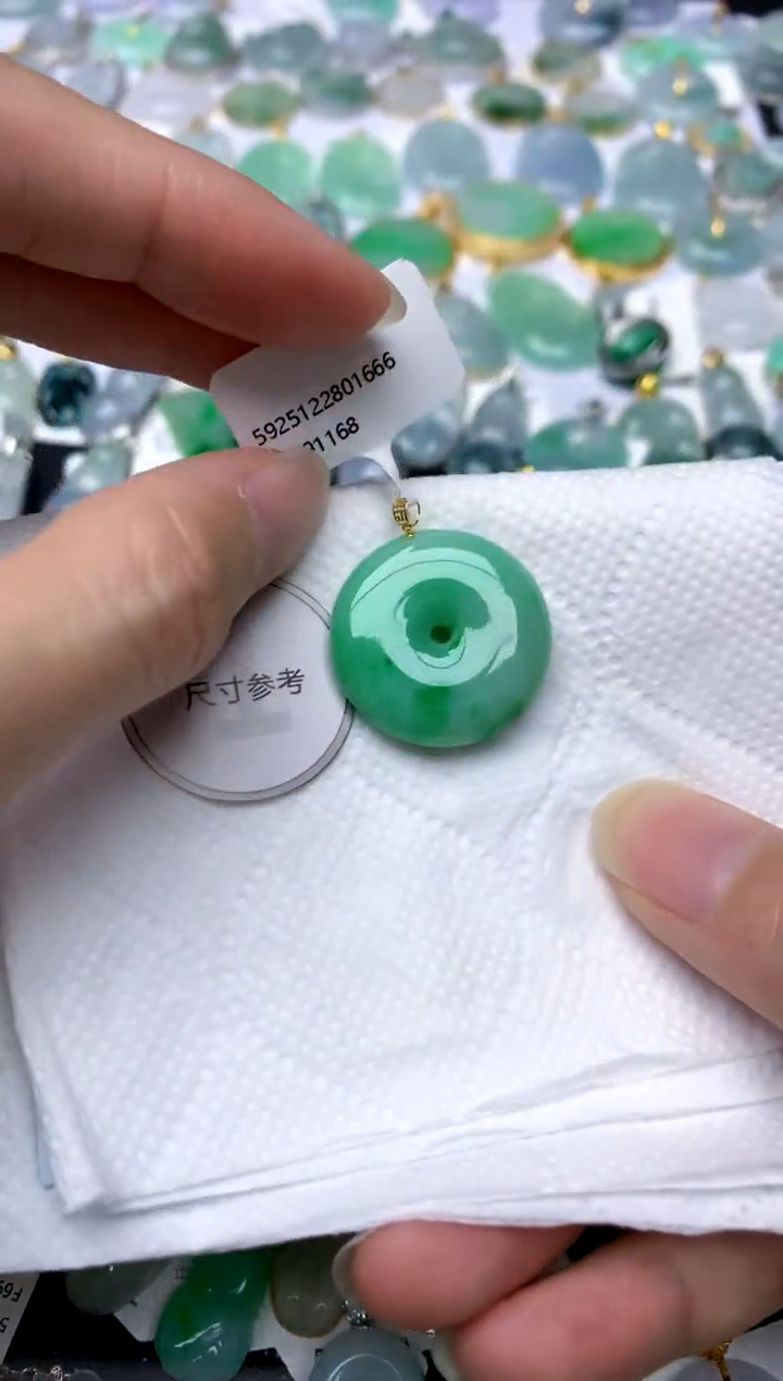 颈饰18K金镶嵌翡翠天然A货翡翠