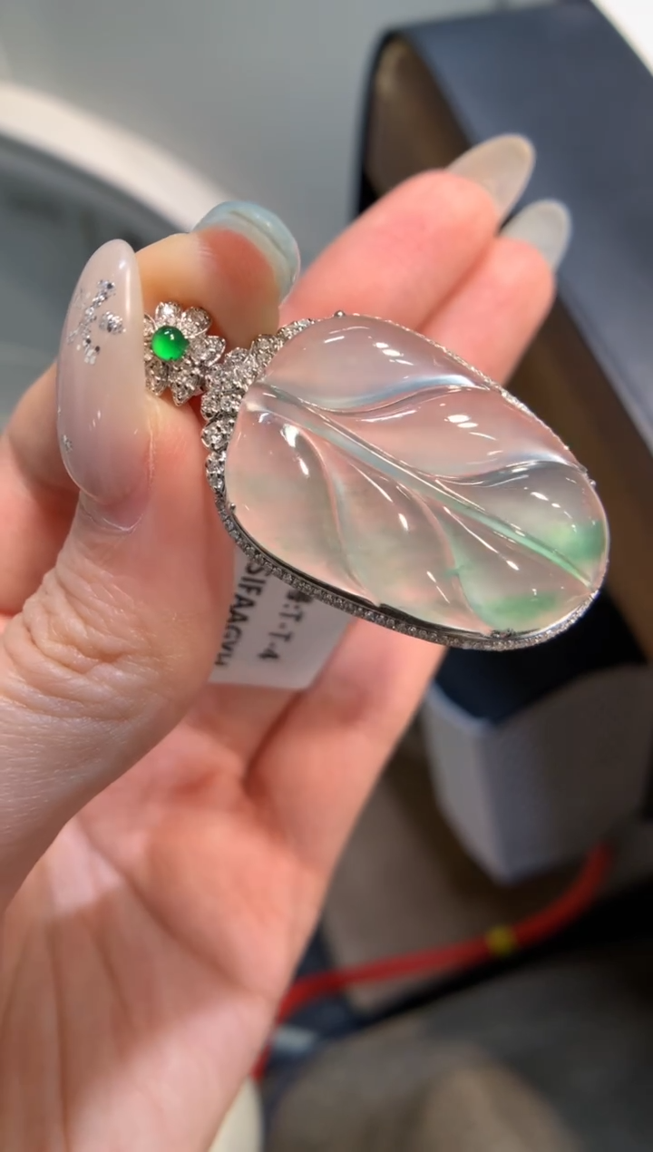 颈饰18K金镶嵌翡翠叶子