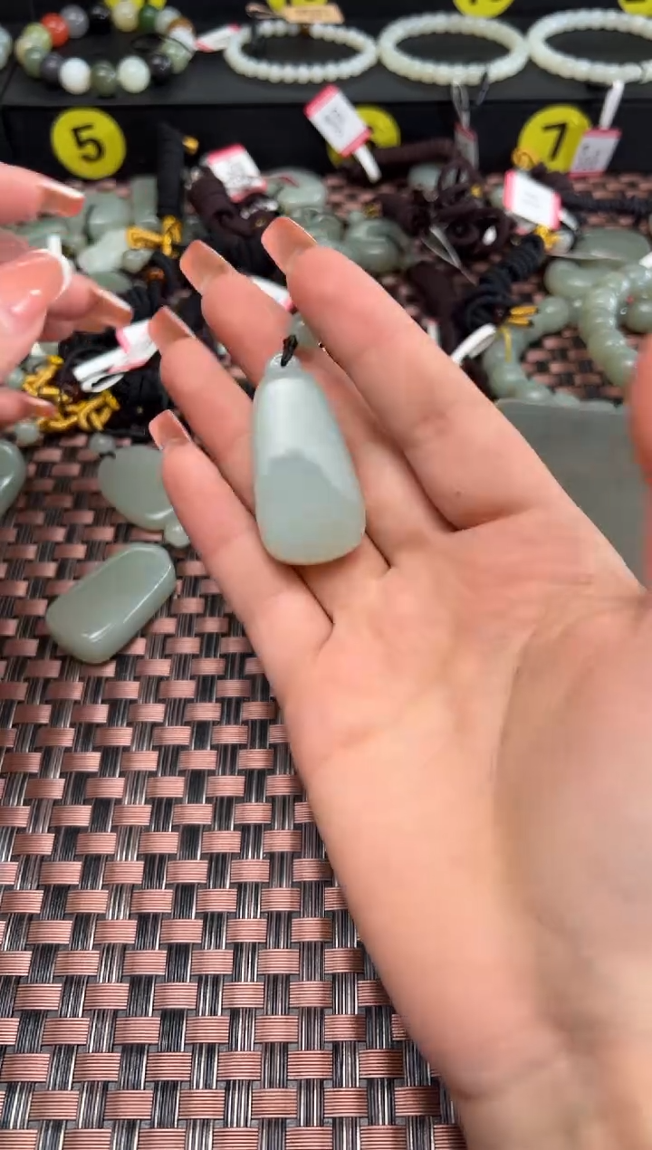 【闪购商品】和田玉吊坠(赠链)未镶嵌且末料青白玉无事牌