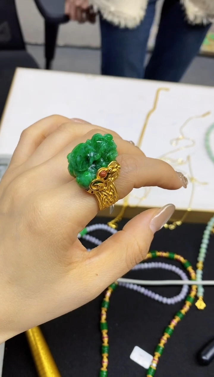 颈饰未镶嵌翡翠戒指