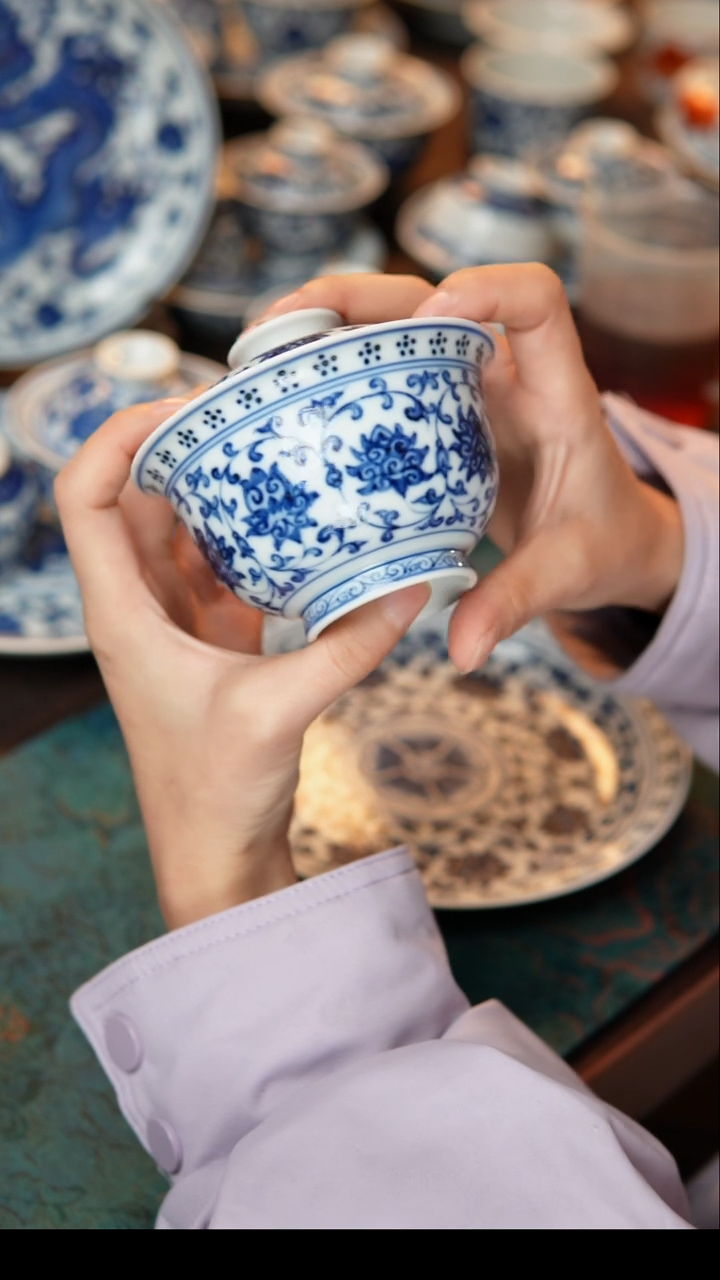 茶具缠枝连压手器型盖碗