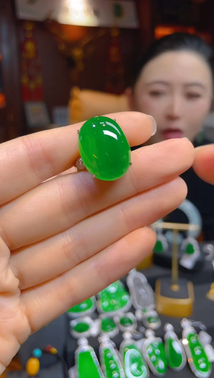 【闪购商品】翡翠戒指18K金镶嵌112205天然A货翡翠蛋面戒指
