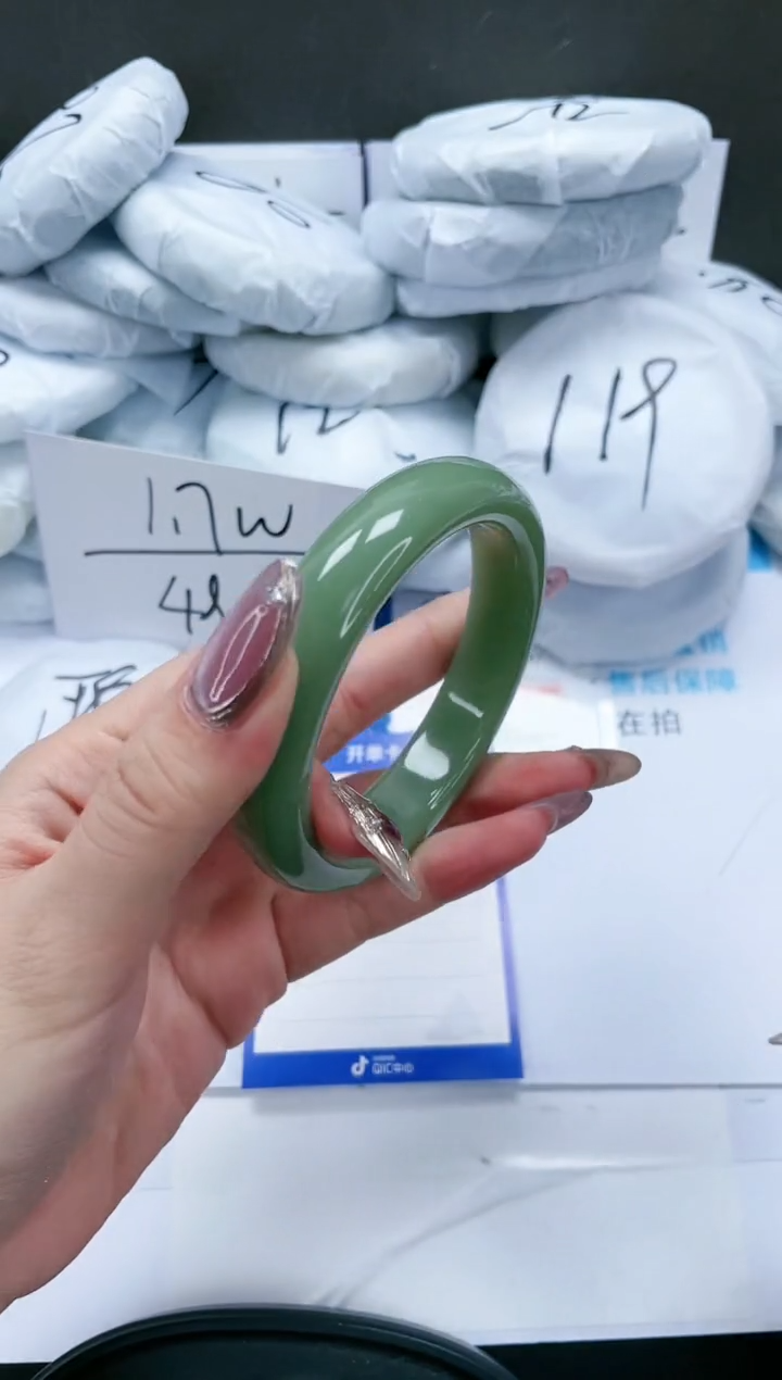 【闪购商品】石英质玉手镯未镶嵌400-60.2