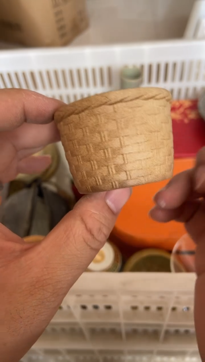 摄影的产品有使用过的痕迹有点脏介意勿拍