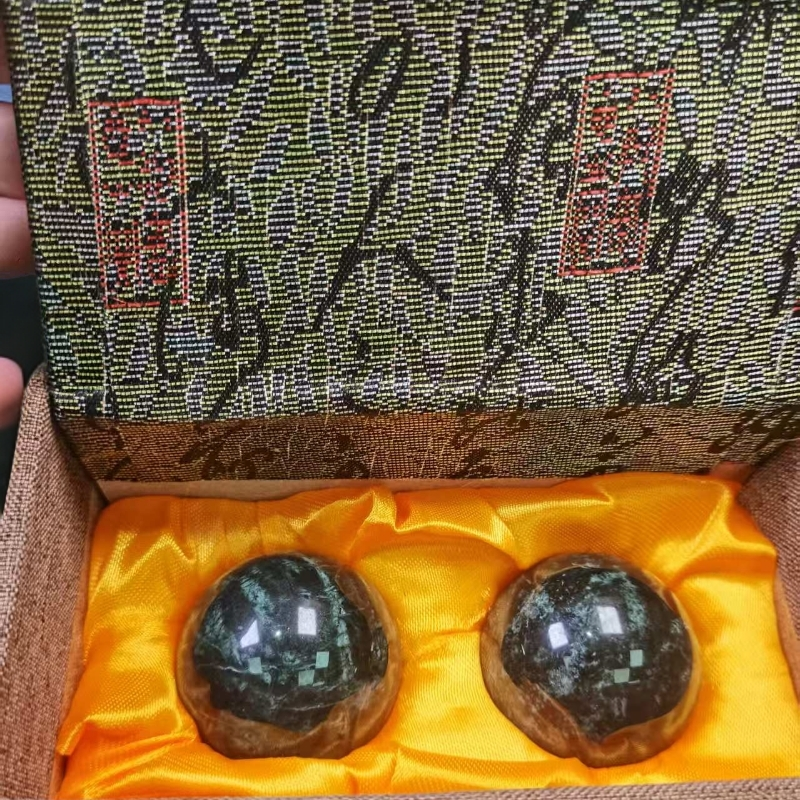 C304怒江独龙玉手球满绿卡4.0带礼盒(颜色多样性发其二）